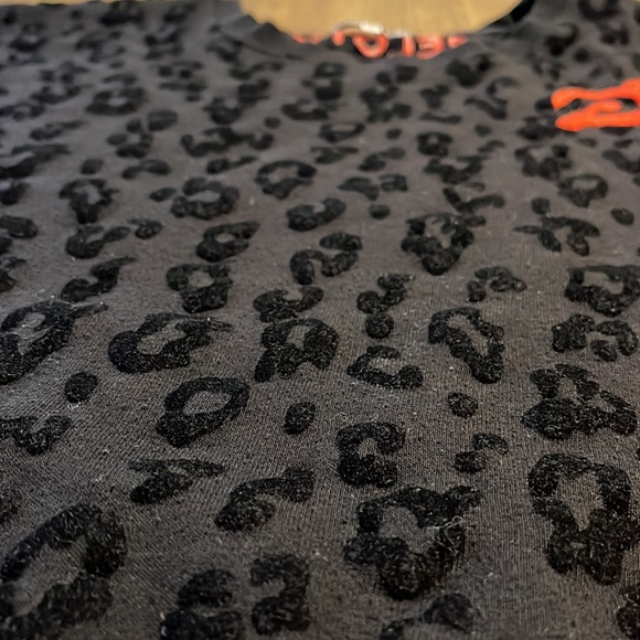 PELOTON Extra Large cheetah/ leopard print crew neck - Picture 3 of 6